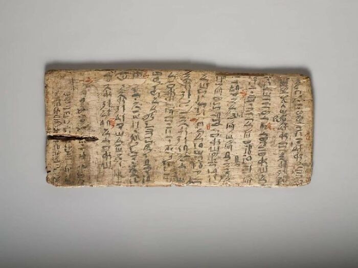 4000-letnia tablica do pisania należąca do egipskiego ucznia, wraz z poprawkami zaznaczonymi czerwonym kolorem przez nauczyciela
