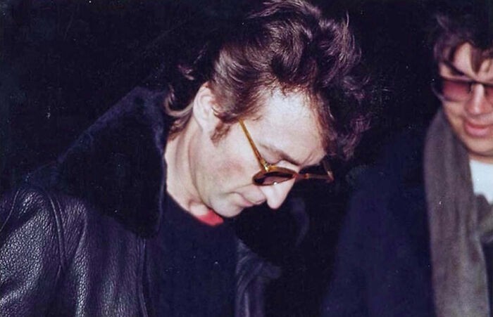 6. John Lennon dający autograf swojemu zabójcy, Markowi Chapmanowi, na kilka godzin przed śmiercią. Chapman już w tym momencie miał przy sobie broń.
