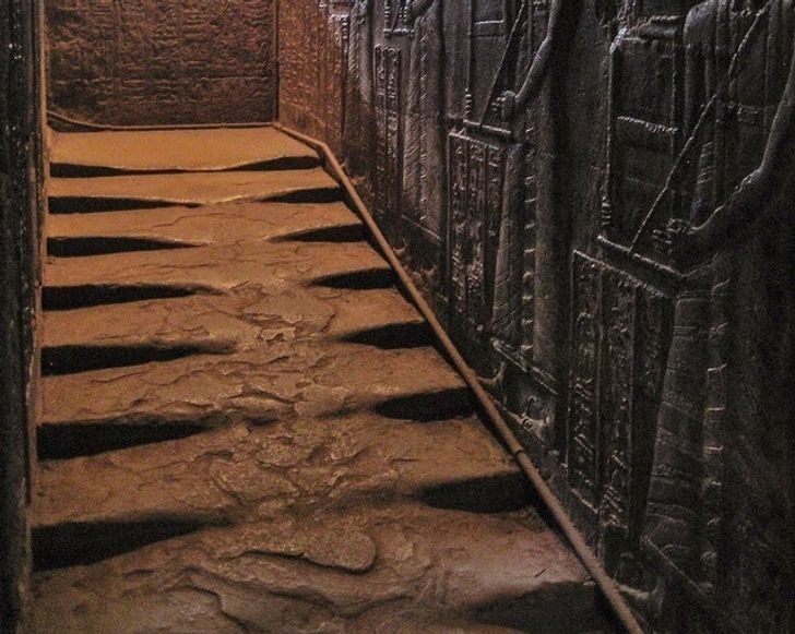15. "Zachodnie schody wiodące na dach świątyni bogini Hathor w Egipcie - mają 2 300 lat."