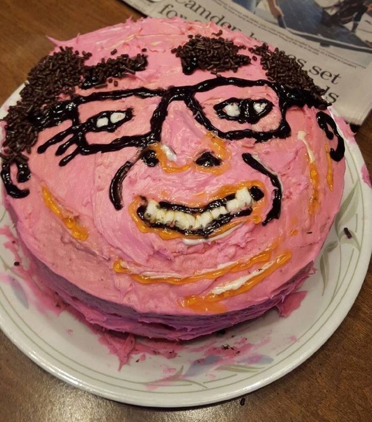 2. "Znajoma upiekła tort w kształcie twarzy Danny'ego DeVito. Uwierzcie mi, na żywo wyglądał jeszcze straszniej."