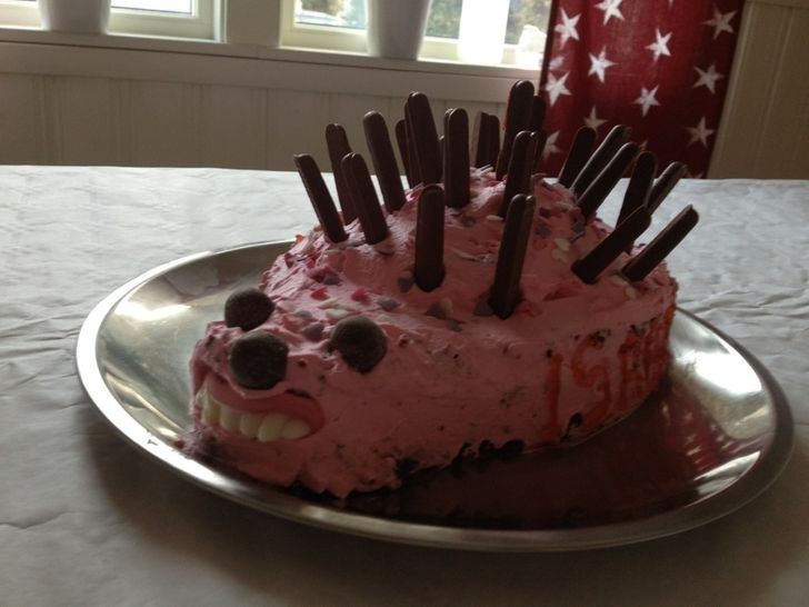 10. "Znajoma mojej dziewczyny upiekła tort na urodziny jej córki. Jeden z dzieciaków rozpłakał się na jego widok."