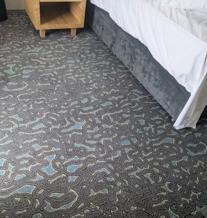 "Wzór podłogi w moim pokoju hotelowym przypomina męty."