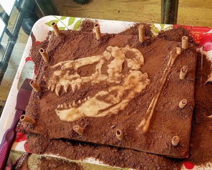16. "Czekoladowy tort dla miłośnika archeologii. Pod warstwą 'ziemi' znajdują się marcepanowe skamieniałości."