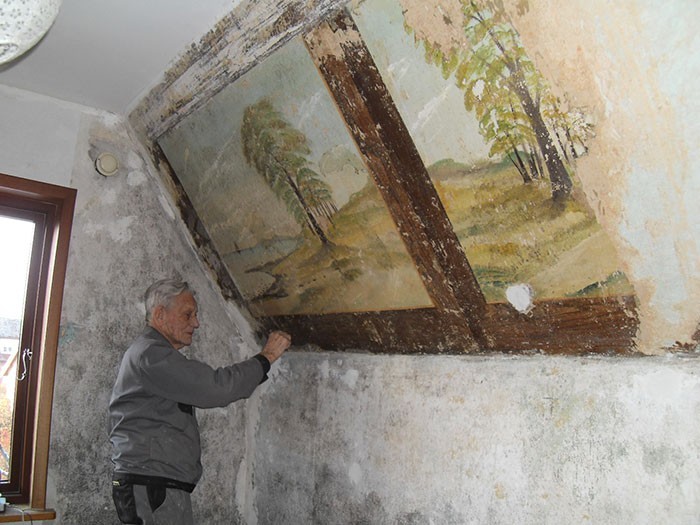 "Mój 84-letni ojciec remontuje swój dom. Pod tapetą znalazł te murale ścienne z 1912 roku."
