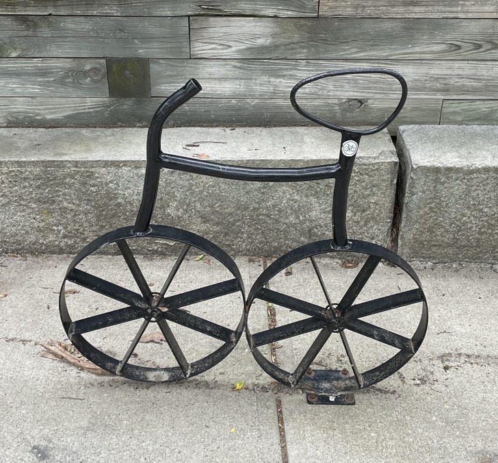 "Ten stojak na rowery ma kształt roweru."