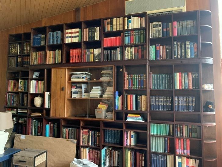 2. "Niedawno kupiliśmy dom. Okazało się, że poprzedni właściciel zostawił nam ogromną kolekcję książek."