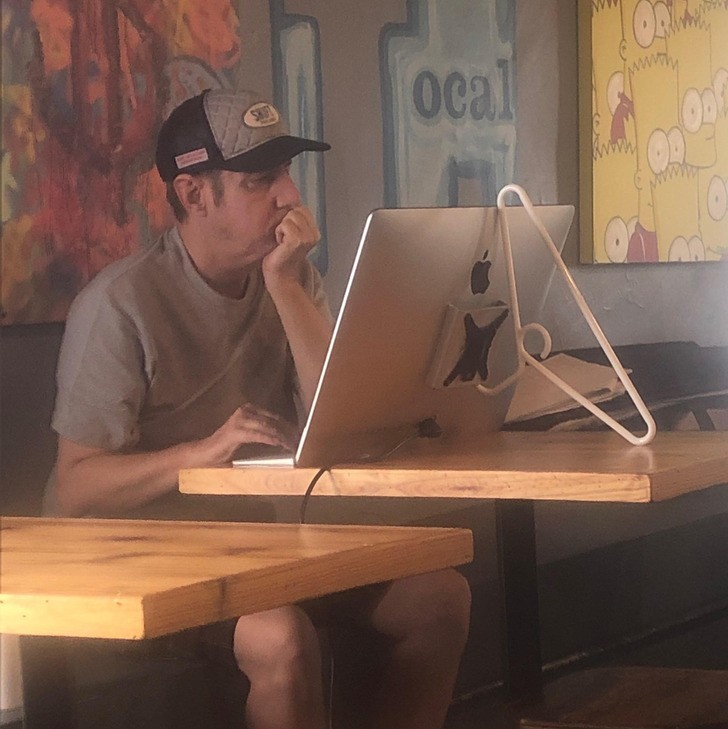 "Ten facet w kawiarni i jego odpowiedź na podstawkę Apple za $999"