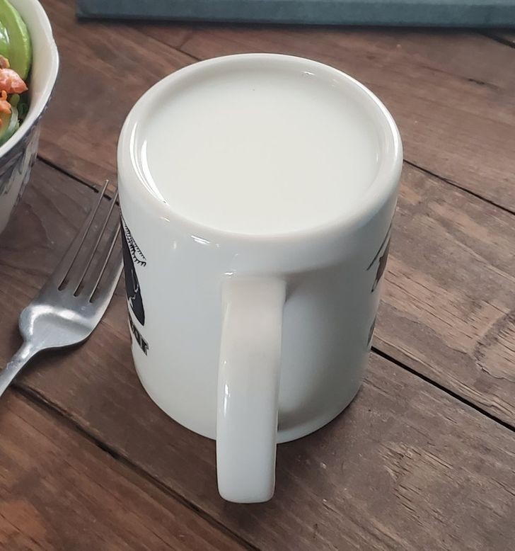 6. "Mój kubek z mlekiem wygląda jakby stał do góry nogami."