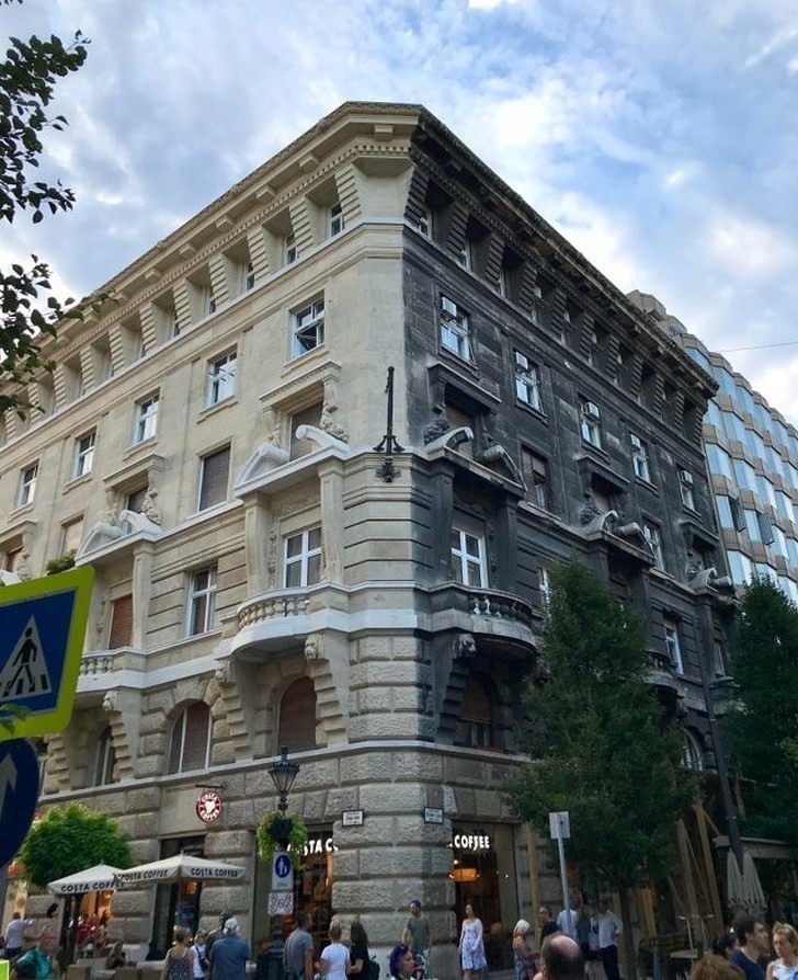 Ten budynek w Budapeszcie został oczyszczony tylko z jednej strony.