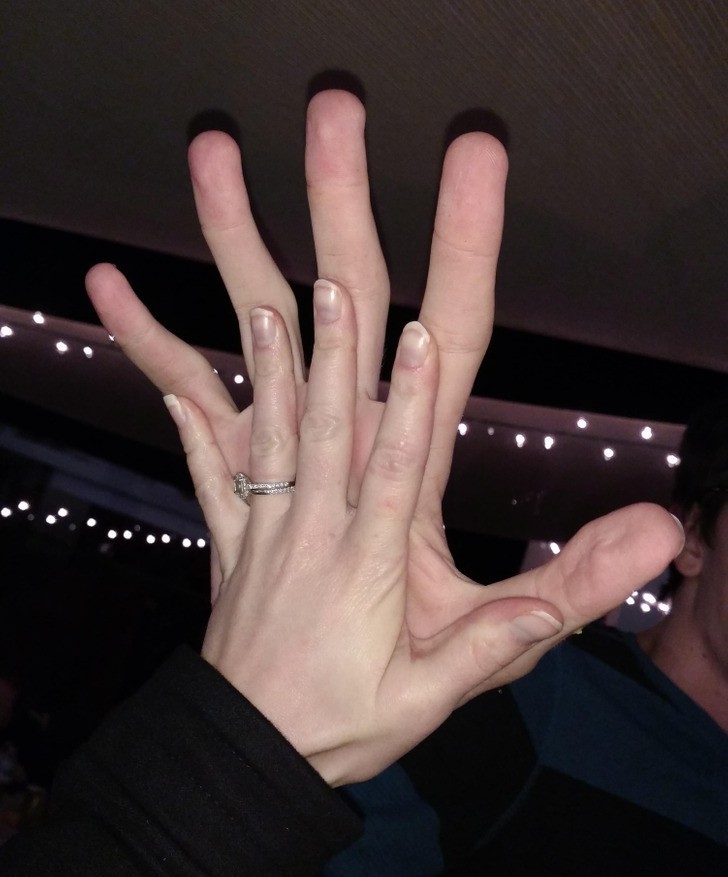"Dłoń mojego 15-letniego kuzyna w porównaniu do dłoni mojej żony"