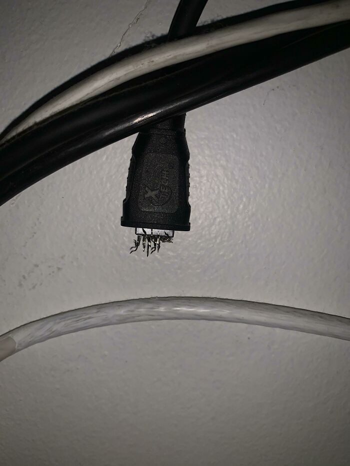 „Znalazłem ten dziwny kabel przy telewizorze mojej babci.”