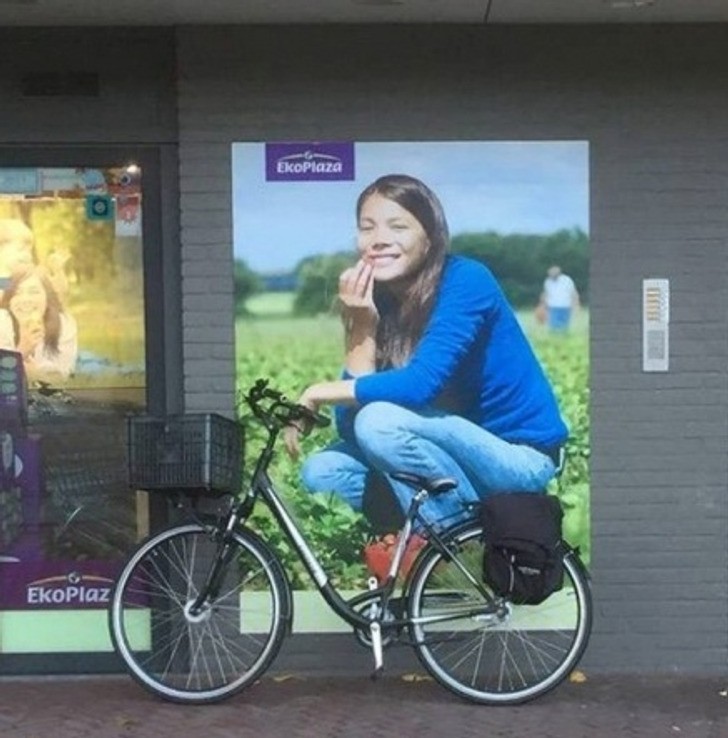 "Duża kobieta na rowerze"