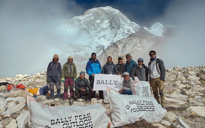 7. Wspinacze z Nepalu usunęli 2,2 tony śmieci z Mount Everest, gdy nie pojawiali się tam turyści.
