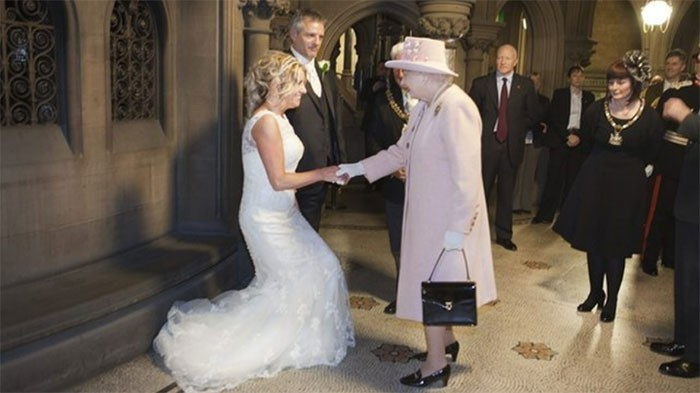 5. Brytyjska para żartobliwie zaprosiła królową Elżbietę na swój ślub w 2012 roku. Królowa pojawiła się na ceremonii.
