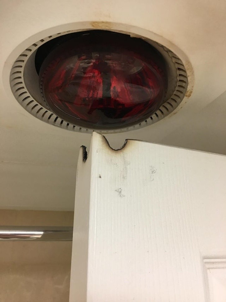 2. "Lampa zamontowana tuż nad drzwiami w moim pokoju."