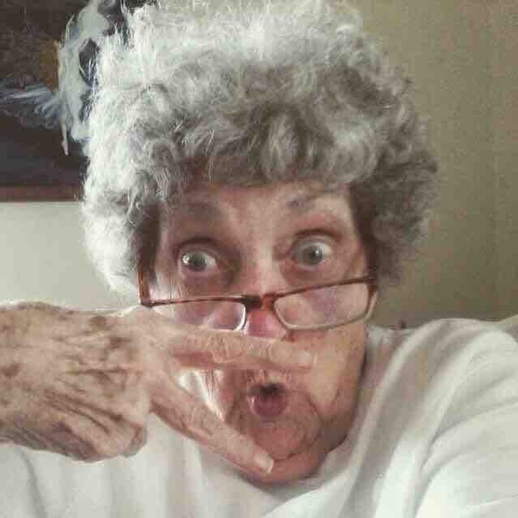 "83-letnia babcia mojej najlepszej przyjaciółki założyła sobie konto na Facebooku. To jej zdjęcie profilowe."