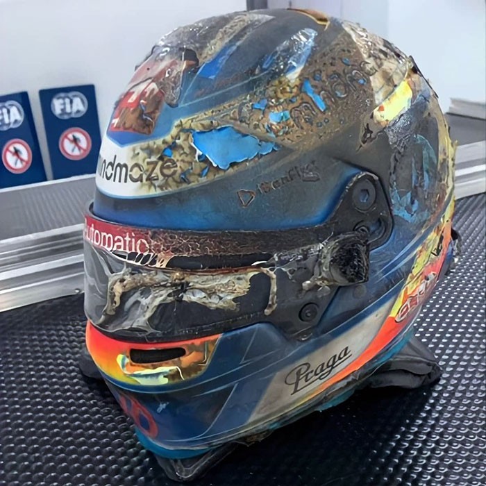"Kierowca Formuły 1 Romain Grosjean pokazał swój kask po wypadku w Bahrajnie."