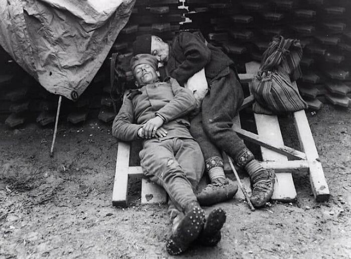 Serbski żołnierz śpiący ze swoim ojcem, który odwiedził go na linii frontu niedaleko Belgradu, 1914/1915