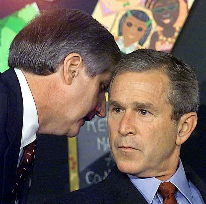 Moment, w którym prezydent Bush został poinformowany o ataku terrorystycznym z 11 września 2001