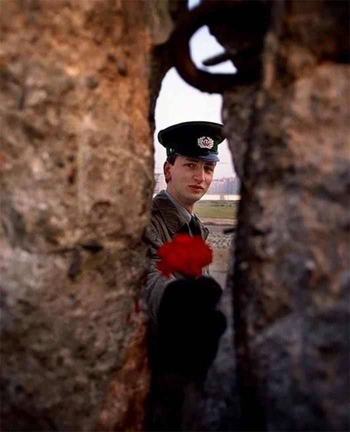 Strażnik po wschodniej stronie muru berlińskiego w dniu jego upadku