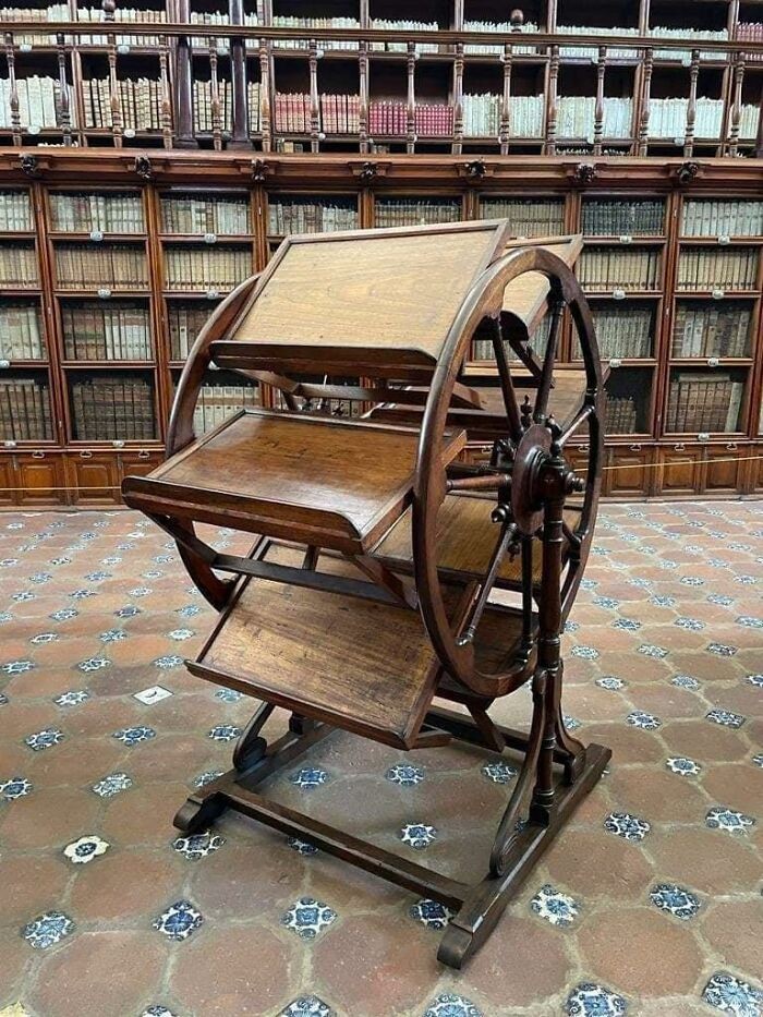 XVIII-wieczne urządzenie pozwalające badaczom korzystać nawet z ośmiu ksiąg jednocześnie