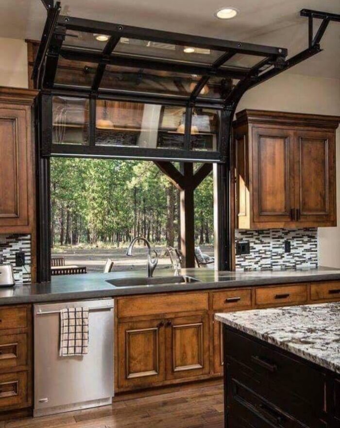 "Kuchenne okno w stylu drzwi od garażu"
