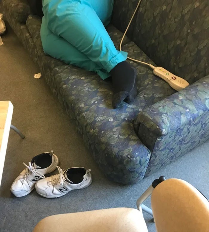 15. "Nasz współpracownik zdejmuje swoje śmierdzące buty i śpi na przerwie, podczas gdy my jemy w tym samym pomieszczeniu."