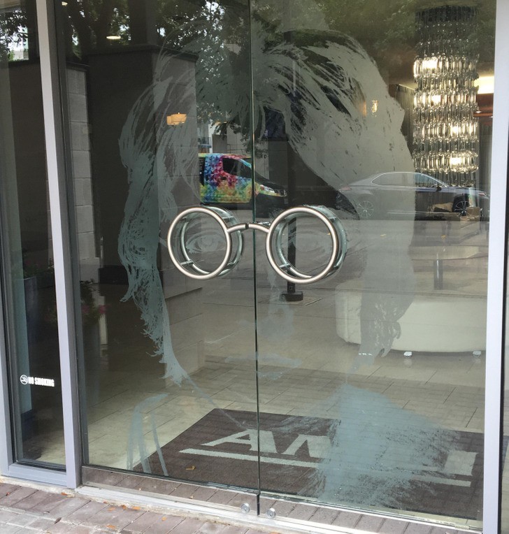 "Drzwi z klamkami stylizowanymi na okulary Johna Lennona"