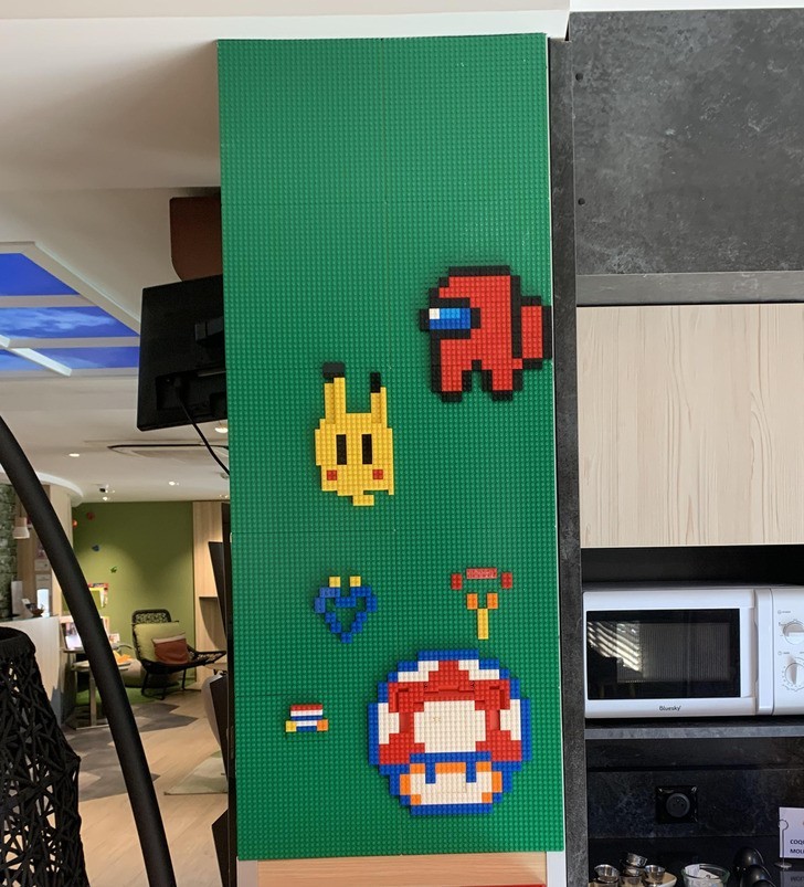 "W tym hotelu mają ścianę LEGO."
