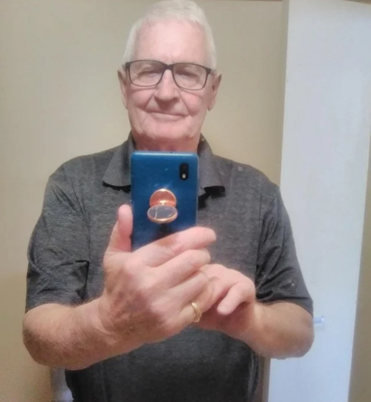 "Mój 77-letni tata wysłał mi swoje pierwsze selfie. Jest uroczy."