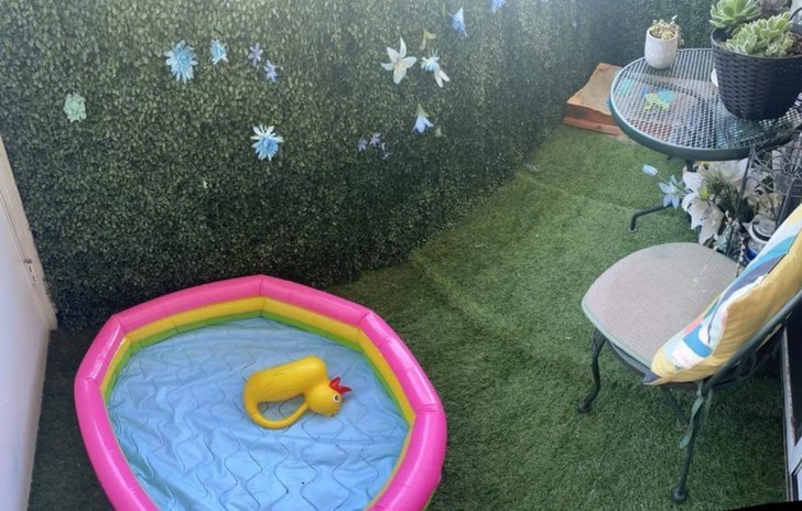 "Nie stać mnie na dom z podwórkiem dla mojego dziecka, więc zbudowałem je na naszym malutkim dziedzińcu. Jest tu basen i piaskownica."