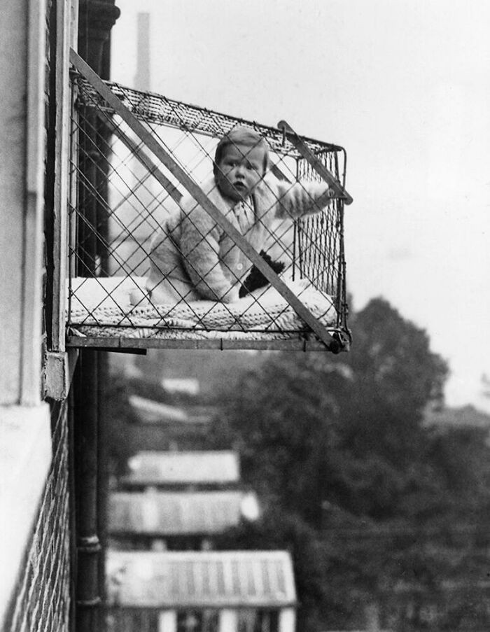 Ten projekt z lat 30 pozwalał ci wywiesić swoje dziecko w klatce za oknem.