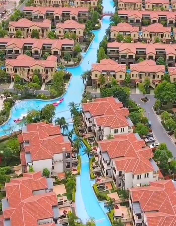 Wszystkie te domy są połączone jednym basenem.