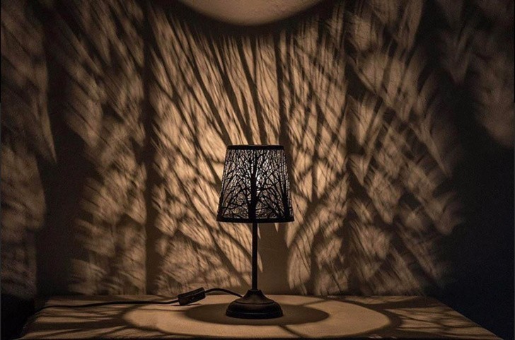 16. Ta lampa sprawia, że pokój wygląda niczym las.