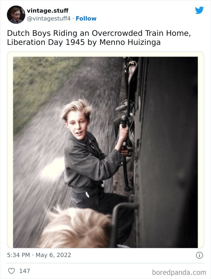 "Holenderscy chłopcy wracający do domu zatłoczonym pociągiem, Dzień Wyzwolenia, 1945, autorstwa Menno Huizinga"