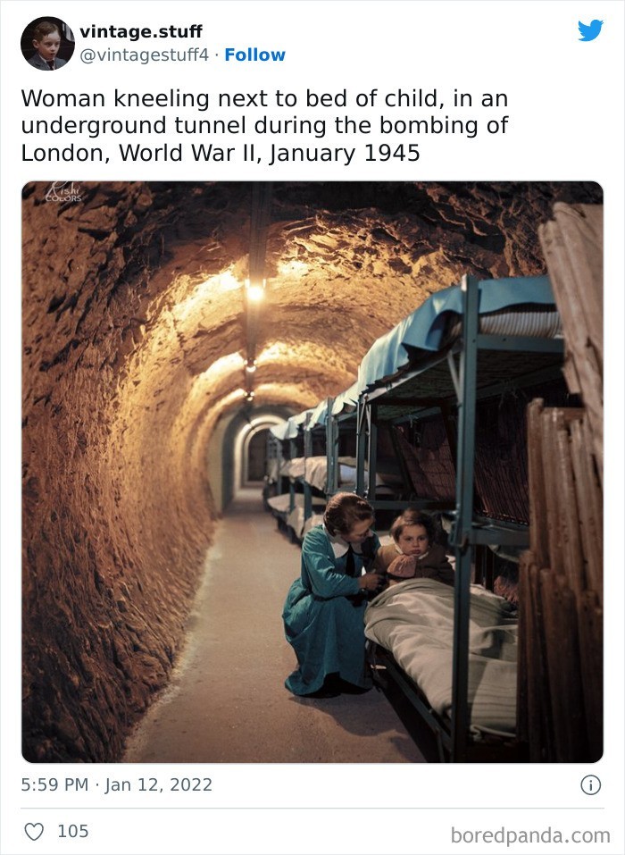 "Kobieta klęcząca obok dziecka w łóżku w podziemnym tunelu podczas bombardowania Londynu, II wojna światowa, styczeń, 1945"