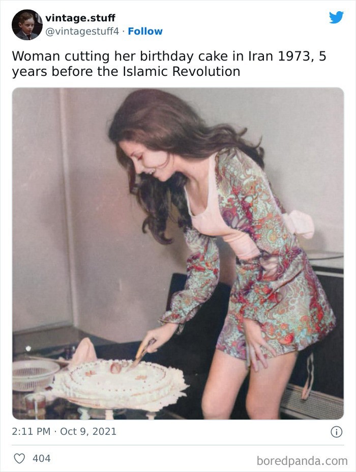 "Kobieta krojąca swój tort urodzinowy, Iran, 1973. Pięć lat przed rewolucją islamską."