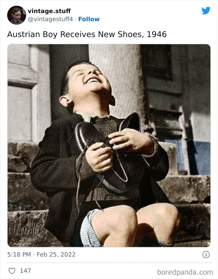 "Austriacki chłopiec otrzymał nowe buty, 1946"