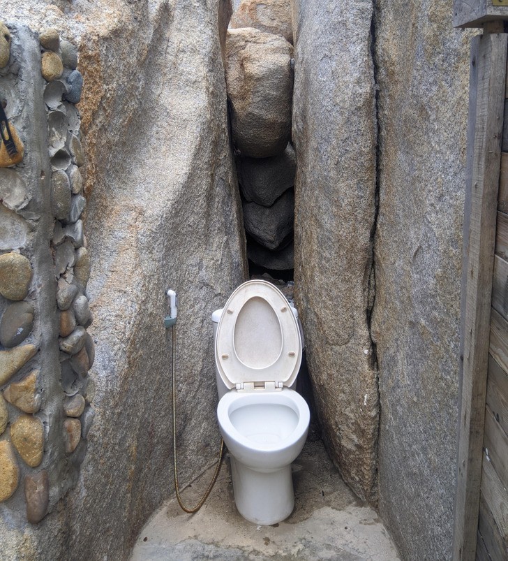 "Toaleta z kamienną kabiną"
