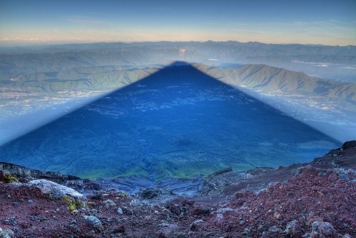 Cień japońskiego wulkanu Fudżi o długości 24 kilometrów