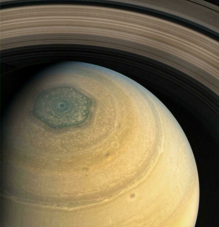 Biegun północny Saturna to sześciokąt.