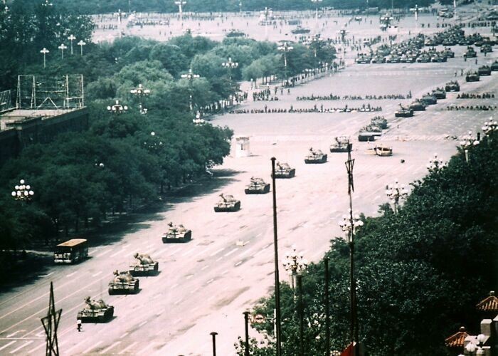 12. Pełne zdjęcie nieznanego buntownika, który stanął na drodze czołgów jadących stłumić protesty na placu Niebiańskiego Spokoju, 1989
