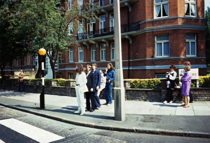 13. The Beatles ustawiający się do zdjęcia na okładkę Abbey Road