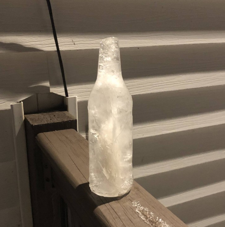 "Woda cieknąca z sopla lodu na dachu wypełniła tę butelkę i ponownie zamarzła. Butelka pękła, ukazując niemal perfekcyjną lodową butelkę."