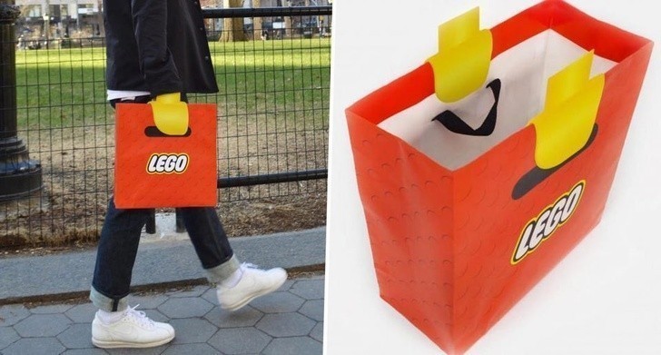Torba ze sklepu LEGO  z "plastikową ręką"