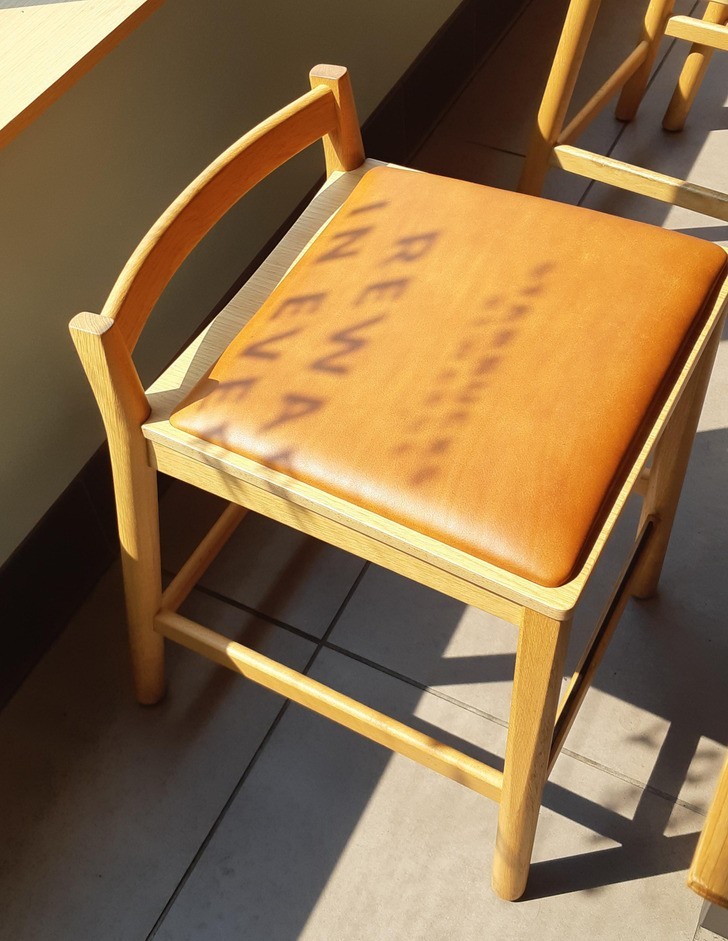 "Nowe krzesła w tej kawiarence zostały specjalnie zaprojektowane, by zniechęcać ludzi do dłuższego siedzenia."
