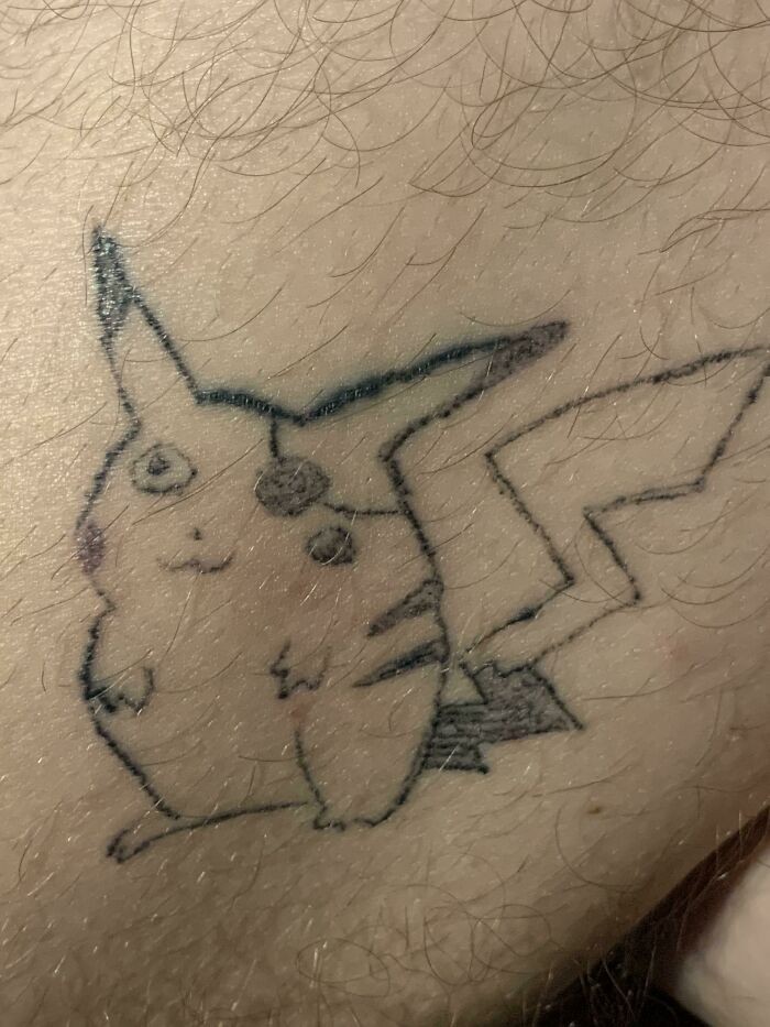 "Mój fatalny domowy tatuaż Pikachu. Autorce nie wyszło oko, więc powiedziałem, żeby po prostu zasłoniła je opaską."