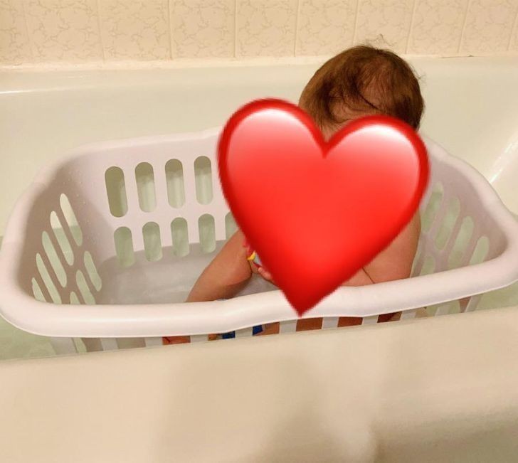 6. "Jeśli nie czujesz się pewnie sadzając małe dziecko do wanny, użyj kosza na pranie."