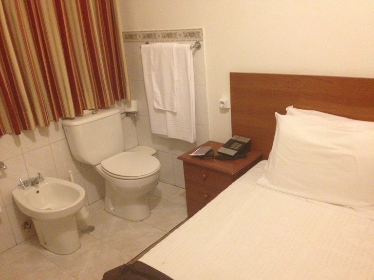 "Wynająłem ze znajomym pokój w tanim hotelu w Lizbonie. Mam nadzieję, że znajomy nie będzie musiał skorzystać z toalety tej nocy."