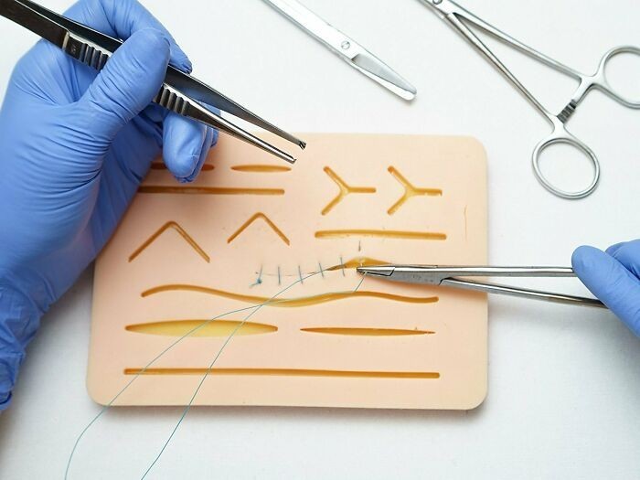 7. W taki sposób chirurdzy uczą się zakładać szwy.